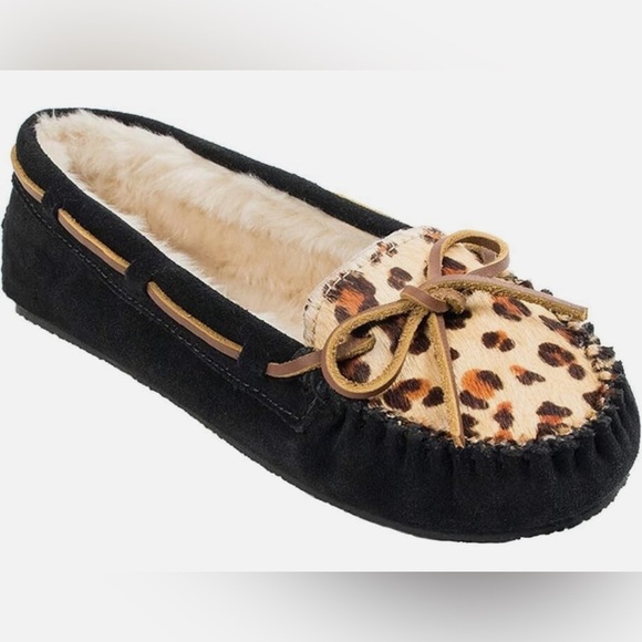 Minnetonka Black and Brown Moccasins with Classic Design - Picture 1 of 3